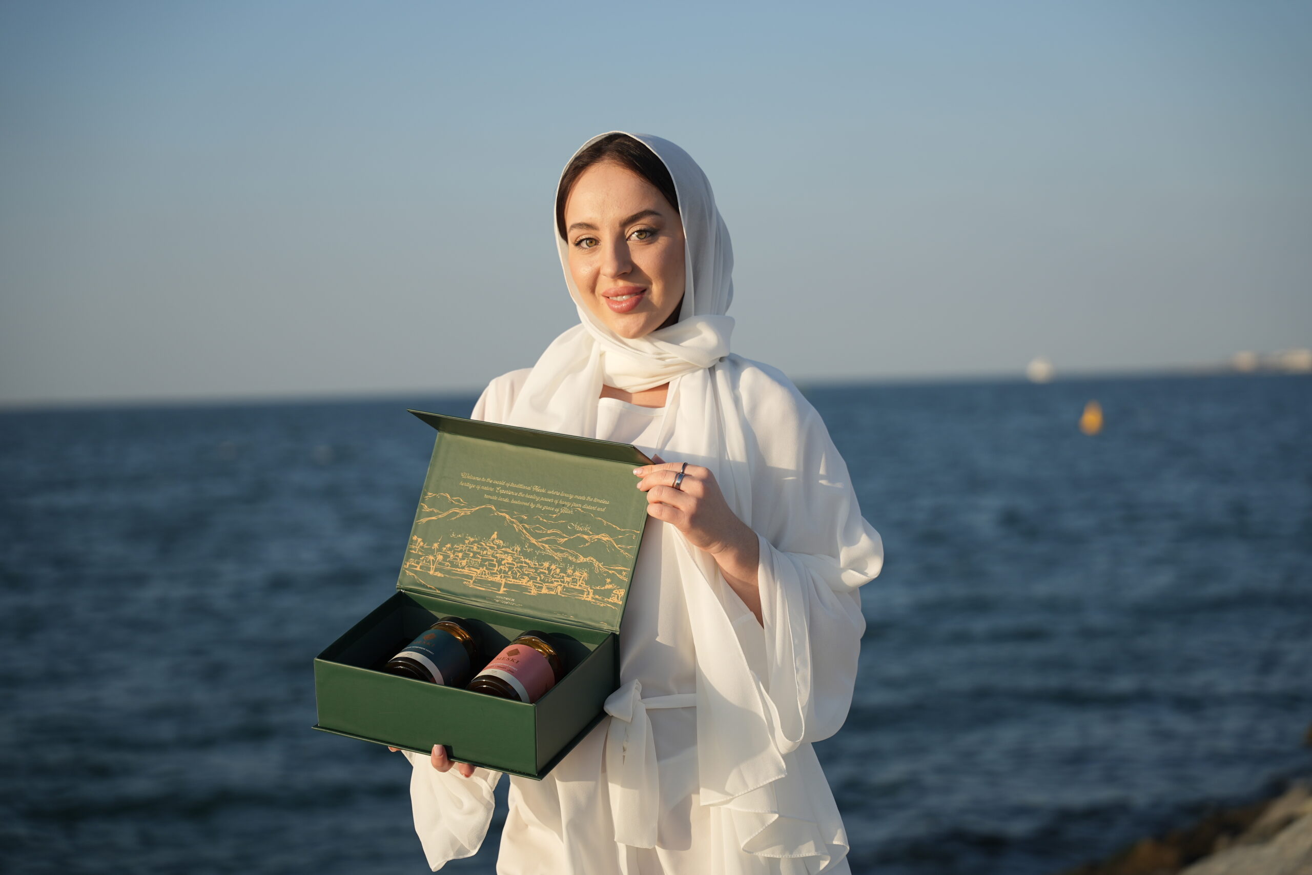 هدية مسكي فاخرة من العسل والتمر مناسبة للضيافة والهدية في الخليج